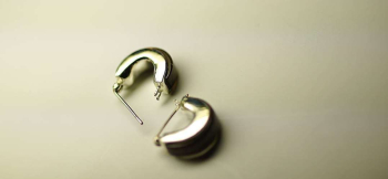 優しい笑顔をこころに ~ フープピアス / 癒しの光 ~ 彫金作家さんとのコラボレーションオリジナル作品。 ラフォルム ガラスジュエリー ガラスアクセサリー