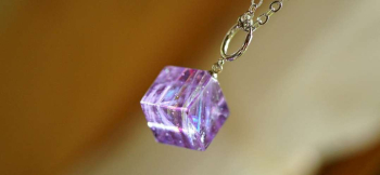 Lavender cube ～ Rainbow flash ～ 立方体(キューブ)タイプフォルムの片耳用フープタイプイヤリング。ペンダントとしても。 ラフォルム ガラスジュエリー ガラスアクセサリー