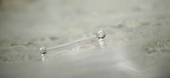ラフォルム ガラスジュエリー ガラスアクセサリー Pure fashion piercings 耳の軟骨から軟骨など、2箇所の穴を1つのボディピアスで通すインダストリアルピアス。トップと透明樹脂製のピアスパーツ全てをクリアー素材で統一してお作りした…