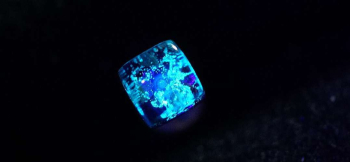 Attractive cube piercings 暗闇では神秘的な青い光を放ちます。 ラフォルム ガラスジュエリー ガラスアクセサリー