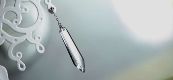 ラフォルム ガラスジュエリー ガラスアクセサリー Sophisticated sword シャープな剣のようなフォルムとブルーグレーの、シンプルでスタイリッシュな片耳用ピアスが完成いたしました。鋭利なカットと面造形が光に煌く、ガラス本来の美しい透明…