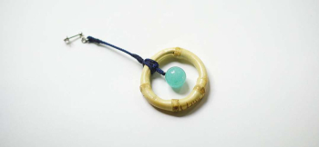 Banboo Milky Planet 藍色の紐でピアス金具から吊り下げております。 ラフォルム ガラスジュエリー ガラスアクセサリー