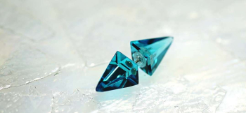 ラフォルム ガラスジュエリー ガラスアクセサリー Standard Dreamblue ～ セパレートピアス ～ 透明感溢れる八面体『Standard Dreamblue』を横に半分にカットし四角錐のフォルムを制作、ピアス金具を設置してセパレートタ…