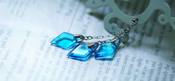 ラフォルム ガラスジュエリー ガラスアクセサリー Aqua sea diamond 頂いたご希望のイメージを大切にお作りした、1点もののオーダーメイドピアスが完成いたしました。普遍的な3つの透明なターコイズブルーのひし形の爽やかな片耳用ピアスです。…