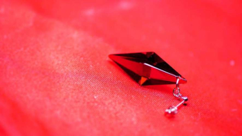 Standard Dreamblue / レッド(ピアス) シンプルな造形が素敵な逸品です。 ラフォルム ガラスジュエリー ガラスアクセサリー