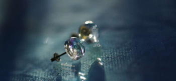 ラフォルム ガラスジュエリー ガラスアクセサリー Chic Universe ～ earring(ピアス) ～ シンプルな円形ドーム型のピアスです。透明感のあるブルーグレーの色味の中に優しいレインボーラメの煌きを施してまいりました。同じ色味と煌きの…