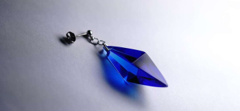 ラフォルム ガラスジュエリー ガラスアクセサリー Standard Dreamblue / コバルトブルー(ピアス) 魅力的な八面体「Standard Dreamblue」のスタイリッシュなピアスが完成いたしました。深いコバルトブルーの色味が素敵で…