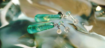 ラフォルム ガラスジュエリー ガラスアクセサリー Aquamarine sea ～ 波の煌き ～ アクアマリンブルーの美しい色味と煌きが印象的な世界にひとつのしずくタイプピアスが完成いたしました。耳元で揺れ美しい煌きを放ちます。昼夜問わずにお楽しみ…