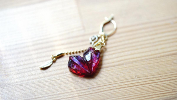 Petal of love 可愛らしさと優美さを兼ね備えたハート型片耳用ジャーマンピアス。 ラフォルム ガラスジュエリー ガラスアクセサリー