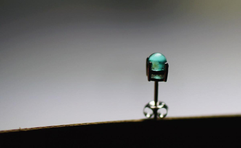 ラフォルム ガラスジュエリー ガラスアクセサリー Cute aquamarine eye 淡いアクアマリンブルーを、朝露の粒のような小さな円形ドームに仕立てたメモリアルピアスです。前作のピアスと並べて身につけたときに自然な対となるよう、同じ青緑の系…