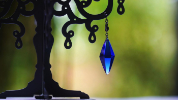ラフォルム ガラスジュエリー ガラスアクセサリー Standard Dreamblue ～ 夏空の風 ～ 魅力的な八面体「Standard Dreamblue」のスタイリッシュなピアスが完成いたしました。深いブルー、「コバルトブルー」の八面体が耳元…