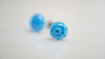 ミルフィオリピアス(イヤリング) ミルフィオリ(Millefiori)は、イタリア語の「千の花」を意味するベネチアンガラス製のガラス素材。 ラフォルム ガラスジュエリー ガラスアクセサリー