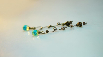 ラフォルム ガラスジュエリー ガラスアクセサリー Antique rose pierce 古い庭園に咲く薔薇を思わせるアンティークゴールド色の金具に、瑞々しい青緑色のカットガラスを合わせました。細かな装飾を施した花と繊細なデザインチェーン、その先で…