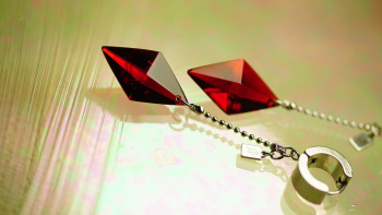 Dreamblue ~ Flame red ~ 世界にひとつのオリジナル八面体ピアス。 ラフォルム ガラスジュエリー ガラスアクセサリー