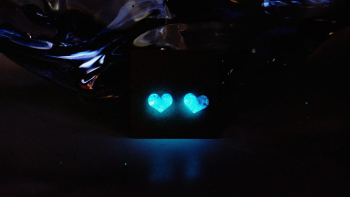 愛に満ちた心で / ピアス 暗闇では神秘的な蓄光の光をお楽しみください。 ラフォルム ガラスジュエリー ガラスアクセサリー