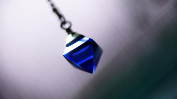 Pyramid of blue 小ぶりの八面体が印象的な片耳用ピアス。 ラフォルム ガラスジュエリー ガラスアクセサリー