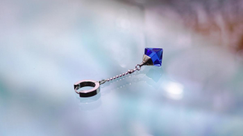 Pyramid of blue スタイリッシュなフープ式のピアス金具とボールチェーンをお付けしております。 ラフォルム ガラスジュエリー ガラスアクセサリー