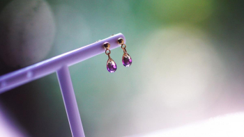 プチカットしずくピアス / パープル×イエロー ちいさなプチカットしずくピアス♪ ラフォルム ガラスジュエリー ガラスアクセサリー