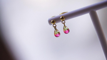 プチカットしずくピアス / ピンク×グリーン ちいさなプチカットしずくピアス♪ ラフォルム ガラスジュエリー ガラスアクセサリー