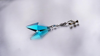 ラフォルム ガラスジュエリー ガラスアクセサリー Standard Dreamblue / ターコイズブルー(片耳用イヤリング・ビーズ付き) 魅力的な八面体「Standard Dreamblue」のスタイリッシュな片耳用イヤリングが完成いたしました…