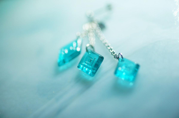 ラフォルム ガラスジュエリー ガラスアクセサリー Caribbean sea diamond まるでカリブ海の光を閉じ込めたかのような、透き通る青緑色(カリビアンブルー)が印象的な3連トップのガラスピアスが完成しました。小ぶりのひし形トップを長さ違…