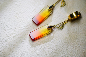ラフォルム ガラスジュエリー ガラスアクセサリー Orange rainbow ～夕日の虹 ～ 透明なガラスから温かなオレンジへ移り変わる、細身のプレート型ピアスです。夕焼け空に架かる虹を思わせるグラデーションが光の向きに合わせて濃淡を変え、耳元へ…