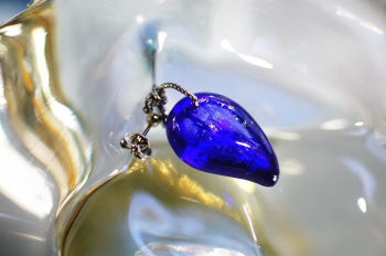 ラフォルム ガラスジュエリー ガラスアクセサリー Azure Dream ～ 蒼の魅惑 ～ 丸みのある勾玉フォルムとコバルトブルーが印象的な世界にひとつの片耳用メモリアルピアスが完成いたしました。コバルトブルーの深みを感じさせる美しい色彩の中に、わ…