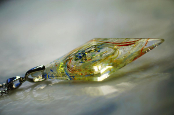 Dreamblue ～ Galactic Crystal ～ 透明なクリスタルの宇宙。ガラスの八面体ペンダント。 ラフォルム ガラスジュエリー ガラスアクセサリー