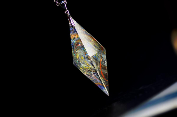 Dreamblue ～ Galactic Crystal ～ 八面体のスタイリッシュなフォルム。宇宙的な雰囲気を感じさせます。 ラフォルム ガラスジュエリー ガラスアクセサリー