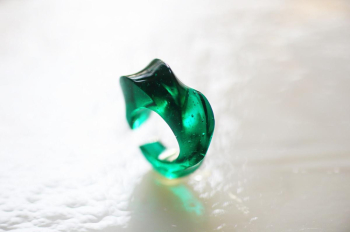 ラフォルム ガラスジュエリー ガラスアクセサリー Ripple Cuff Earring(片耳用イヤーカフ) エメラルドグリーンの単色ガラスをベースにした、世界にひとつのオーダーメイド片耳イヤーカフ。全体に施された3つの波のような山型カットが、ガラ…