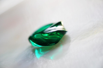 Ripple Cuff Earring(片耳用イヤーカフ) 波のような立体カットがエメラルドグリーンの濃淡を美しく見せてくれる、世界にひとつの片耳用イヤーカフ。 ラフォルム ガラスジュエリー ガラスアクセサリー