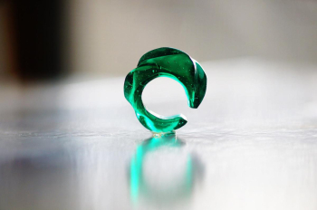 Ripple Cuff Earring(片耳用イヤーカフ) 側面クローズアップ。波のカットに沿った光の屈折が、イヤーカフ全体に動きと煌きを与えます。 ラフォルム ガラスジュエリー ガラスアクセサリー