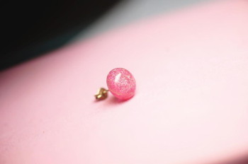 ラフォルム ガラスジュエリー ガラスアクセサリー 桜ごころ(片耳用ピアス) 春の訪れを胸元にそっと纏う、特別なピアスです。ダイクロガラスを用いた半球ドーム型のピアスには、淡いピンクや柔らかなグリーンの煌きを散りばめ、まるで春の陽光に輝く桜の花びらの…