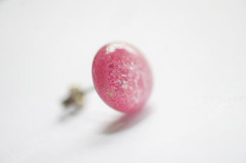 桜ごころ(片耳用ピアス) 光に透けるダイクロガラスの微細な煌きが、ドーム型の半球の中で舞う。 ラフォルム ガラスジュエリー ガラスアクセサリー