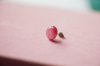 桜ごころ(片耳用ピアス) ピンクとグリーンの柔らかな色の重なりが、まるで春の空と桜の調和を映す。 ラフォルム ガラスジュエリー ガラスアクセサリー