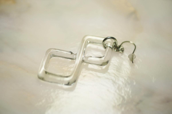 光の余白 ～ ふたつのスクエア ～ ご希望のイメージを元に、透明感のあるクリアーガラスを削り出し仕立てた、幾何学的なデザインの片耳用ピアス。 ラフォルム ガラスジュエリー ガラスアクセサリー