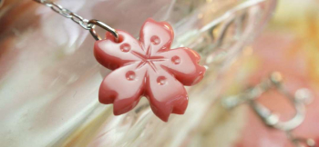 恋桜 / イヤリング カワイイサクラの花びらイヤリング。 ラフォルム ガラスジュエリー ガラスアクセサリー
