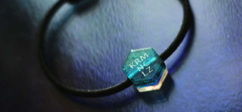 Eternal prayer 裏面にはご希望の文字を施しました。ベースカラーはブルー系のグラデーションにいたしました。 ラフォルム ガラスジュエリー ガラスアクセサリー