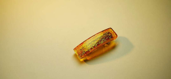 ラフォルム ガラスジュエリー ガラスアクセサリー Dichroic world / バレッタ 直線的でシャープなイメージで、バレッタ金具のアールに合わせたカーブをつけたフォルム。アンバー系の色合いをベースに美しいダイクロガラスを全体に施してお作りし…
