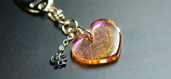 ラフォルム ガラスジュエリー ガラスアクセサリー Coral heart ～ 夢の世界 ～ 淡いコーラルオレンジのガラスを、丸みのある愛らしいハートに仕立てたキーホルダーです。透明感を残したトップの内部には赤を含むイリデセント（ラメ）が柔らかな濃淡…