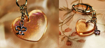 Coral heart ～ 夢の世界 ～ 小さなリボンのチャームが可愛らしいキーホルダーに仕上がりました。 ラフォルム ガラスジュエリー ガラスアクセサリー