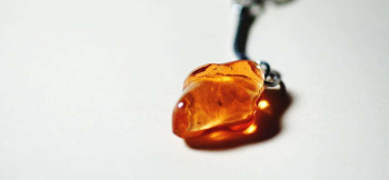 ラフォルム ガラスジュエリー ガラスアクセサリー Ice stone ～ 暁(あかつき) ～ 『Ice stone ～ 暁(あかつき) ～』は、オレンジの色彩を生かした胸元を彩るガラスペンダントです。
『Ice stone ～ 白夜 ～』のフォル…