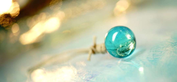 氷泪石 ～ Water planet ～ 短めのコードでストラップとしてご愛用いただけます
 ラフォルム ガラスジュエリー ガラスアクセサリー