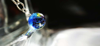 ラフォルム ガラスジュエリー ガラスアクセサリー Rainbow Planet 星空に虹がかかっているようなイメージを表現した球体キーフォルダーです。ブルー系の少し明るい夜空に満天の星が輝き、神秘的に色づいた虹が出ているような雰囲気です。球体を透過…