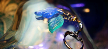 ラフォルム ガラスジュエリー ガラスアクセサリー Missing piece 『Missing piece』は、青緑、青の色彩を生かした身近に光を添えるガラスストラップです。
愛の軌跡 ～ 聖夜のつばさ / リメイクネックレス ～をベースに色をブ…