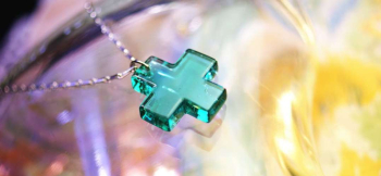 ラフォルム ガラスジュエリー ガラスアクセサリー SQUARE CROSS 澄み切ったライトアクアマリンブルーのガラスを、縦横の長さが揃った端正なクロスに仕上げました。厚みのある透明な輪郭に光が入り、正面では爽やかな青緑色、縁では水面のような明るい…
