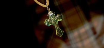 Holy grassland cross ロザリオ風クロス。 ラフォルム ガラスジュエリー ガラスアクセサリー