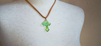 Holy grassland cross 爽やかグリーンの色合いに細かなゴールドラメをちりばめています。 ラフォルム ガラスジュエリー ガラスアクセサリー