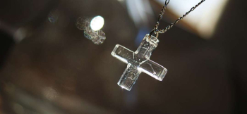 ラフォルム ガラスジュエリー ガラスアクセサリー MODERNIZED CROSS / クリアー 細身のスクエアタイプのクロスです。透明クリアーをベースに内部に淡く優しいシルバーラメを施しました。シンプルで清楚なイメージでお着けいただけそうです。