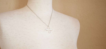 MODERNIZED CROSS / クリアー 身に着けたイメージ。チェーンの長さは調整可能。 ラフォルム ガラスジュエリー ガラスアクセサリー